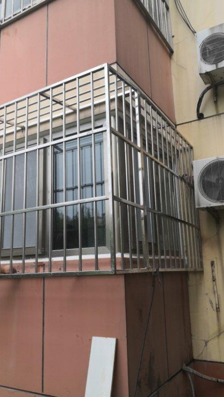 东城区安装防盗门东四定做防护窗防护栏断桥铝窗户