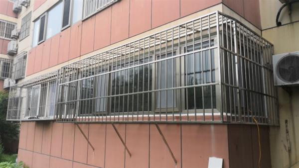 北京海淀区八里庄不锈钢防护窗护栏安装断桥铝窗户