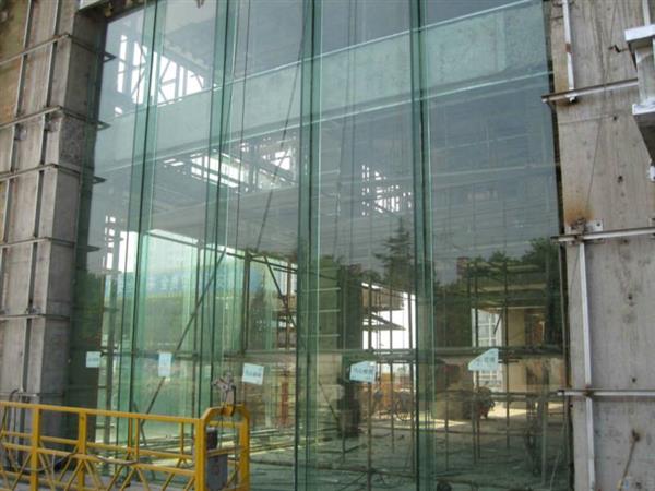 北京王府井定做大尺寸钢化玻璃幕墙专业更换玻璃幕墙