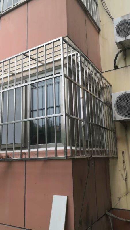北京东城东华门定做防护栏围栏安装防盗门
