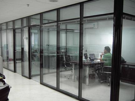 北京东管路安装不锈钢玻璃隔墙办公区域隔断间百叶安装