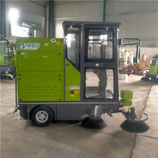 山东驾驶式电动三轮扫地车电动小型扫路车厂家价格