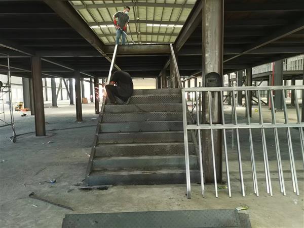 外挂钢结构楼梯搭建,室内钢结构隔层改造扩建阁楼二层